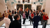 galerie Vernisáž byla již tradičně hojně navštívena. A příchozí neprohloupili, čekala je neplánovaná komentovaná prohlídka.